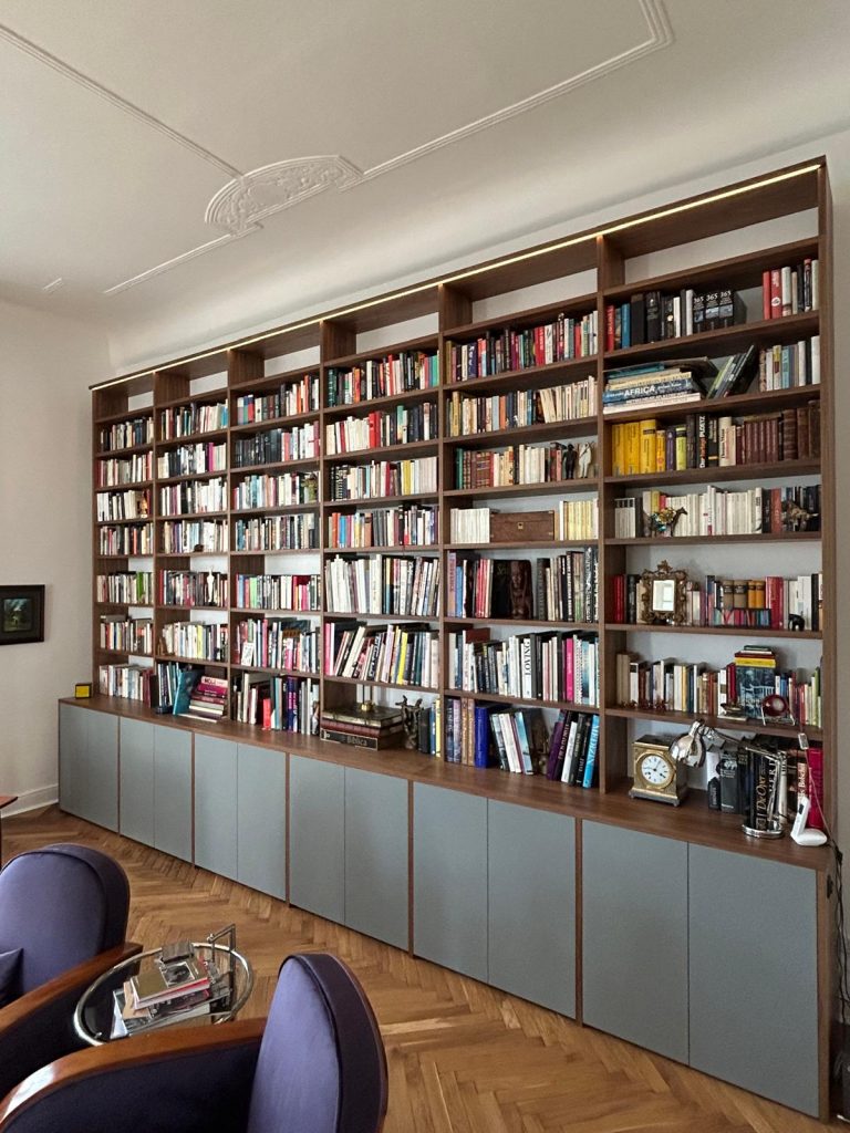 Bücherregal